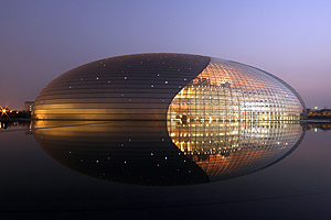 Vista nocturna del Teatro Nacional de Pekn. (Foto: REUTERS)