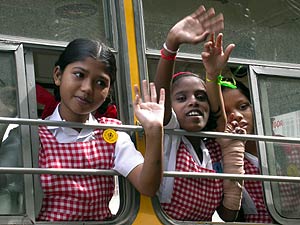 Nias acogidas en Ankur acuden en autobs al colegio. (Foto: B. B.)