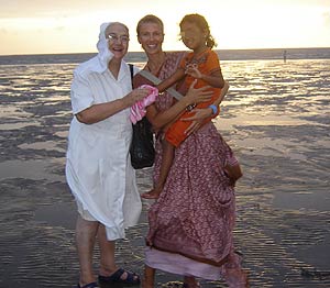 La hermana Primi con Anne Igartiburu y la hija de sta en una de las playas de Gorai. (Foto: B. B.)