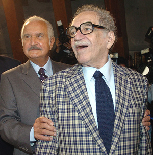 Carlos Fuentes (izda.) y Gabriel Garca Mrquez, en el acto. (Foto: EFE)