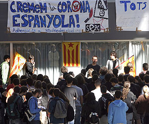 Los estudiantes, en la protesta en la Universidad de Barcelona. (Foto: EFE)