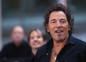 Bruce Springsteen, con la E-Street Band al fondo. (Foto: Reuters)