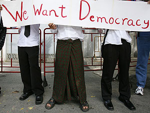 "Queremos democracia", reza un cartel en la embajada birmana en Bangkok. (Foto: REUTERS)