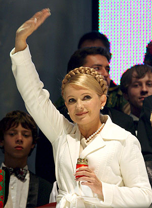 Yulia Timoshenko, saluda a los seguidores de su partido, el Bloque Yulia Timoshenko (BYT), durante un acto electoral en el centro de Kiev. (Foto: EFE)
