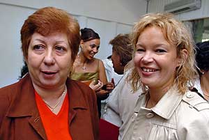 La secretaria de Estado de Cooperacin, Leire Pajn (dcha.) y la ministra cubana para la Inversin Extranjera, Marta Lomas. (Foto: EFE)