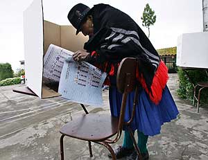 Una mujer ecuatoriana prepara su voto. (Foto: AP)