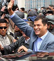 Rafael Correa saluda en Quito tras votar. (Foto: EFE)