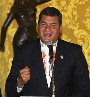 Rafael Correa, en un discurso tras conocer los sondeos favorables. (Foto: AFP)