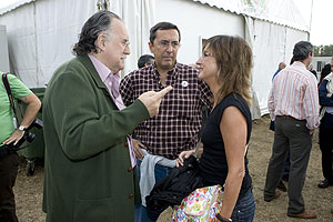 Iaki Azkuna, en el Alderdi Eguna con Jos Luis Bilbao e Idoia Zenarruzabeitia. (Foto: Carlos Garca Pozo)