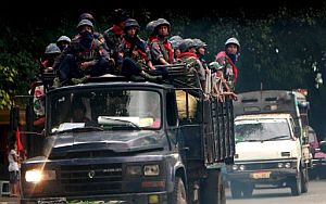 Soldados birmanos bloquean las calles de Rangn. (Foto: EFE)