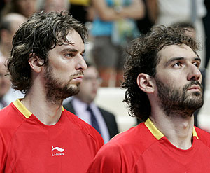 Pau Gasol y Jorge Garbajosa escuchan el himno antes de un partido en el Eurobasket. (Foto: EFE)