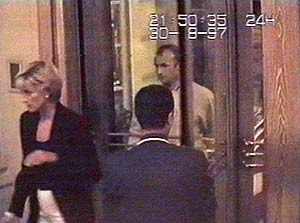 Diana y su novio Dodi Al Fayed, a la salida del hotel. (Foto: REUTERS)