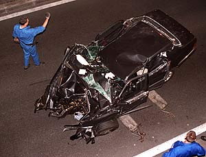 El coche, destrozado, tras el accidente en el tnel parisino. (Foto: REUTERS)