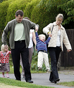 Los McCann juegan con sus otros dos hijos a la salida de la iglesia. (Foto: REUTERS)