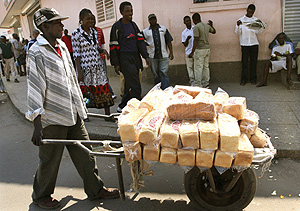 Un hombre vende pan en una cntrica calle de Livingstone. (Foto: AP)