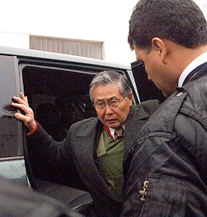 Fujimori, llegando a las dependencias policiales en Lima. (Foto: EFE)