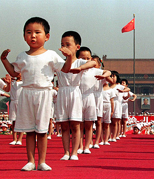 Nios chinos hacen gimnasia en la plaza de Tiananmen. (Foto: AP)