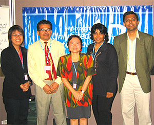 Chong Sheau Ching, en el centro, junto a varios colaboradores. (Foto: Homemaker.net)