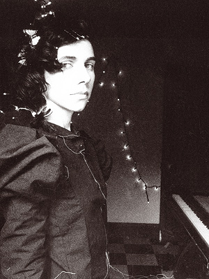 PJ Harvey, frente al piano en el que ha compuesto 'White Chalk'.
