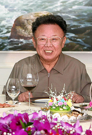 Kim Jong Il sonre durante una cena. (Foto: AP)