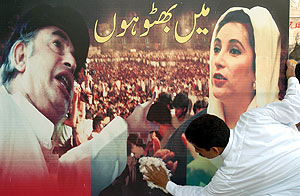 Cartel con la imagen del lder opositor del PPP y la exiliada ex primera ministra Benazir Bhutto. (Foto: AFP)