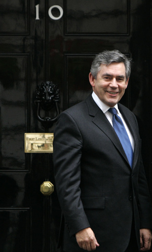 Gordon Brown, en la puerte de su residencia oficial. (Foto: REUTERS)