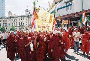 Monjes budistas se manifiestan el pasado septiembre en contra del Gobierno. (Foto: EFE)