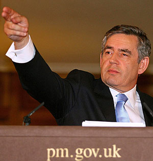 Brown, en su rueda de prensa mensual en el nmero 10 de Downing Street. (Foto: AFP)