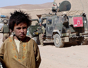 Un nio afgano frente a un vehculo de la ISAF. (Foto: EFE)