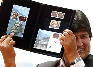 Morales muestra los sellos que conmemoran el 40 aniversario de la muerte del 'Che'. (Foto: AFP)
