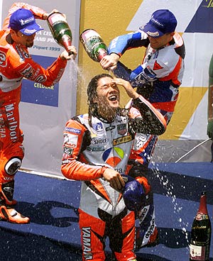 Norick Abe celebra una victoria en 500 cc en Brasil. (Foto: