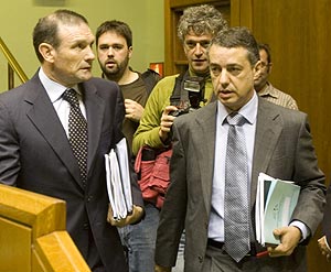 igo Urkullu, junto al 'lehendakari', Juan Jos Ibarretxe, en el Parlamento vasco. (Foto: Pablo Vias)