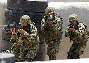 Soldados colombianos durante un simulacro de ataque. (Foto: AFP)