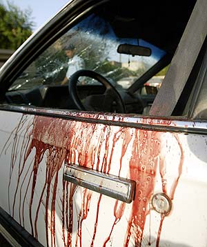 Restos de sangre en el coche tiroteado por agentes extranjeros en Bagdad. (Foto: AFP)