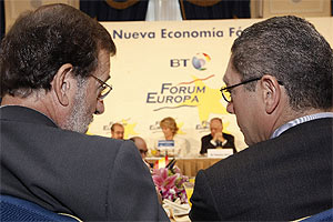 Rajoy charla con Gallardn durante una reciente conferencia de Esperanza Aguirre. (EFE)