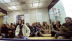 Los procesados, en la sala blindada en la que siguieron el juicio. (Foto: EFE)