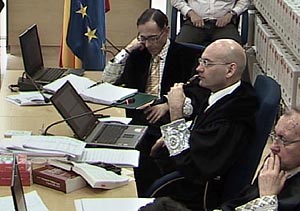 Los magistrados del tribunal, Alfonso Guevara, Javier Gmez Bermdez y Fernando Guevara, en un momento del juicio.