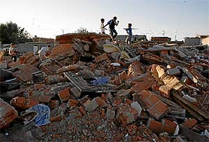Varios nios juegan sobre las ruinas de las chabolas derruidas. (Foto: A. Heredia)