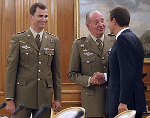 El Rey saluda a Zapatero ante el Prncipe. (Foto: EFE)
