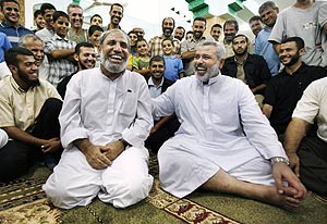 El lder de Hamas, Ismail Haniya (dcha.), en una mezquita el pasado 16 de septiembre. (Foto: REUTERS)