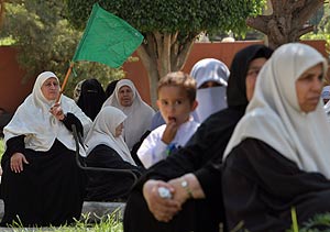 Un grupo de mujeres se manifiesta a favor de Hamas ante el Parlamento en Gaza. (Foto: AP)