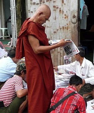 Un monje birmano lee la prensa en Rangn. (Foto: AFP)