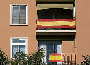 Un balcn de Madrid luce una bandera espaola. (Foto: Antonio Heredia)