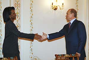Vladimir Putin estrecha la mano de Condoleezza Rice. (Foto: AP)
