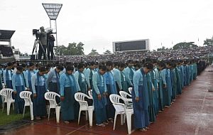 Cientos de mujeres agachan la cabeza durante el acto de apoyo a la Junta. (Foto: AFP)