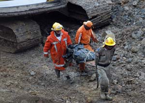 Los equipos de rescate sacan uno de los cadveres de la mina. (Foto: EFE)