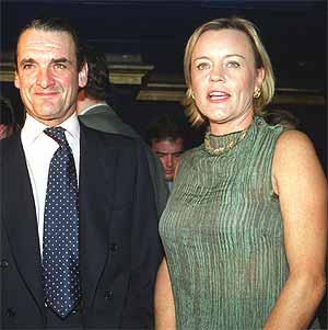 Mario Conde y su esposa, en diciembre de 1999. (Foto: EFE)