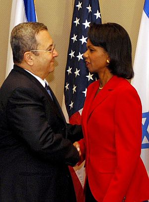 Rice, saludando al ministro israel de Defensa, Ehud Barak. (Foto: EFE)