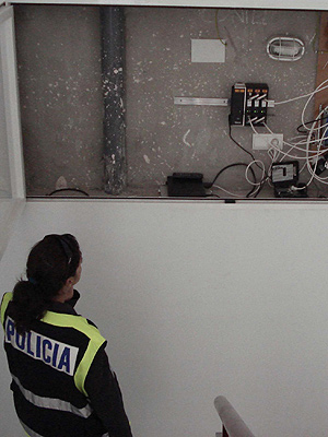 Una agente observa una instalacin desde la que se haca el 'pirateo'. (Foto: EFE)