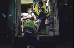 El militar herido, a su llegada al Hospital Donostia. (Foto: Telemadrid)